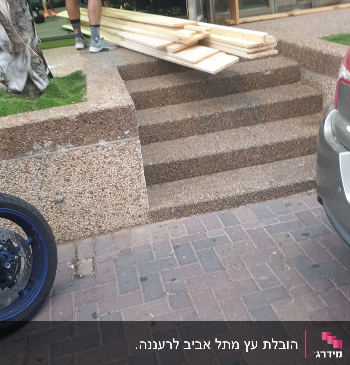 אדם מעביר קרשים דרך דלת כניסה